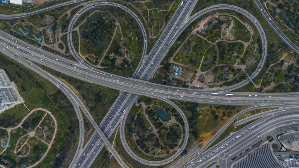 Eine Luftaufnahme eines Autobahnkreuzes mit mehreren Fahrspuren