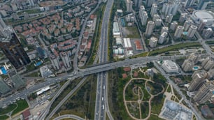 Una vista aerea di un incrocio in una città