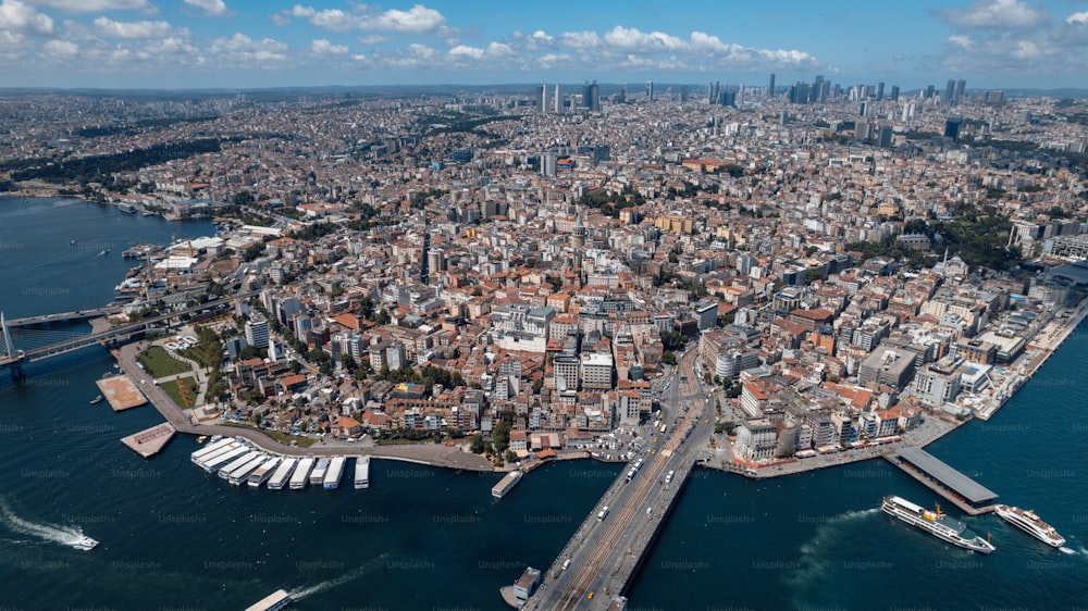 Eine Luftaufnahme einer Stadt und einer Brücke
