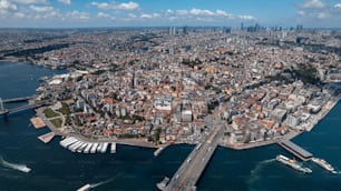 Una vista aérea de una ciudad y un puente