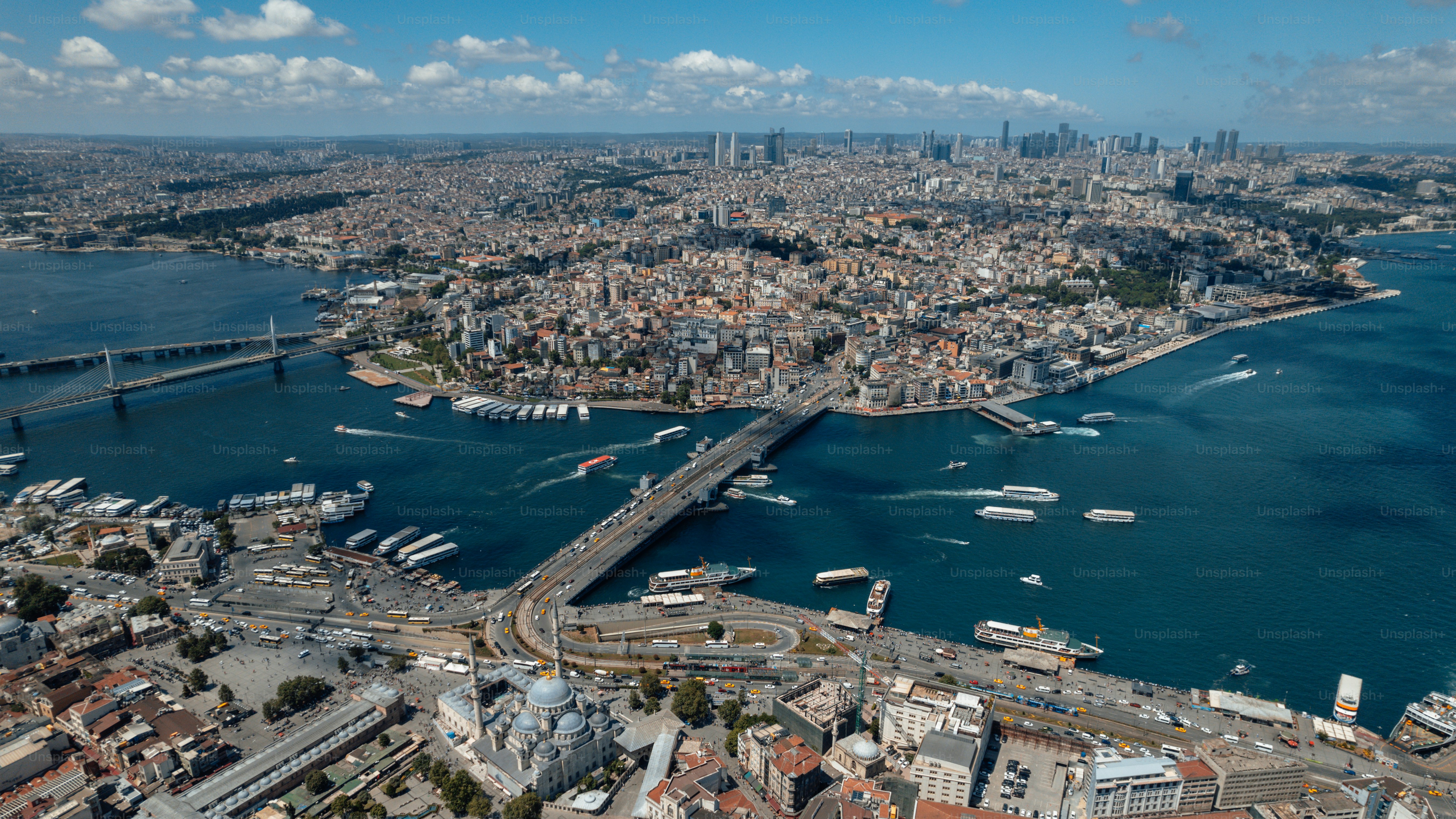Una vista aérea de una ciudad y un puente