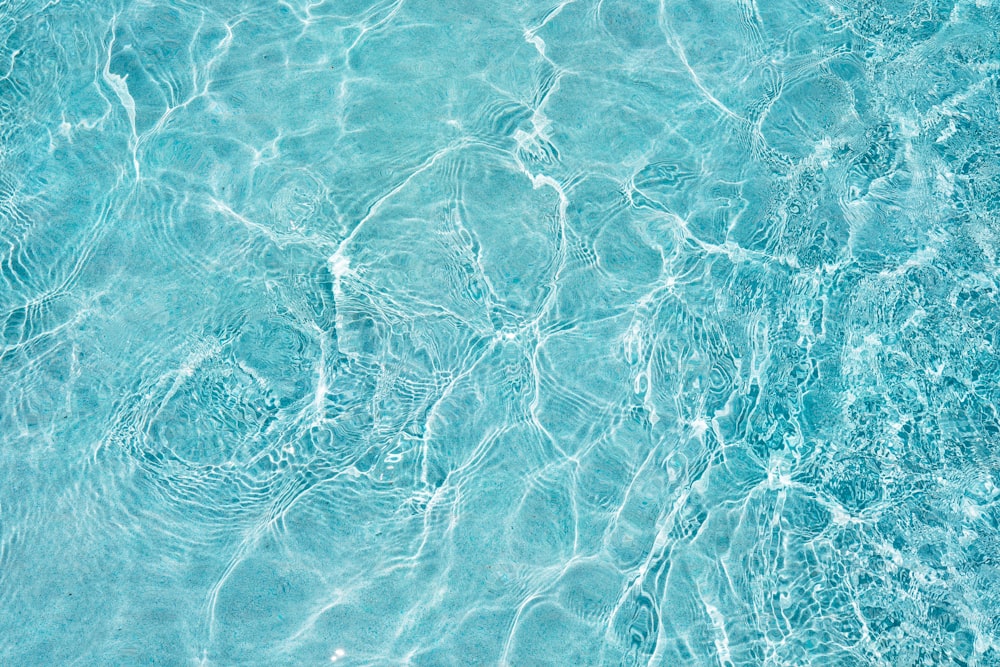 澄んだ青い水のある青いプール