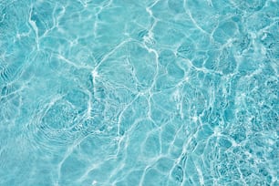 ein blauer Pool mit klarem, blauem Wasser
