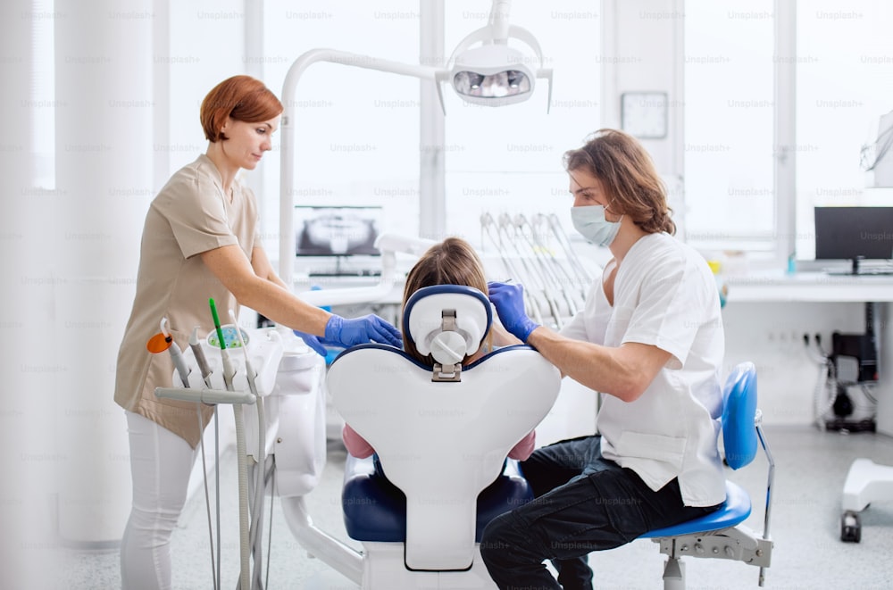 Mann Zahnarzt und Zahnarzthelferin bei der Arbeit in der Chirurgie, ein jährlicher Check-up.