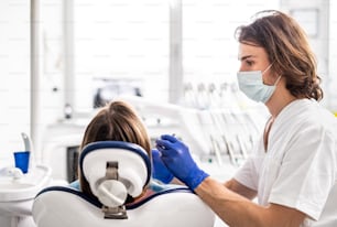 Eine zahnärztliche Untersuchung eines nicht wiederzuerkennenden Patienten in einer Zahnarztpraxis.