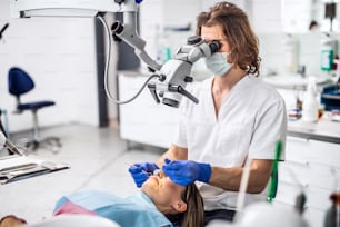 女性は歯科医の手術で毎年歯科検診を受けています。