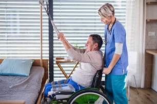 의료 종사자이자 휠체어를 탄 노인 환자, 물리 치료 개념.