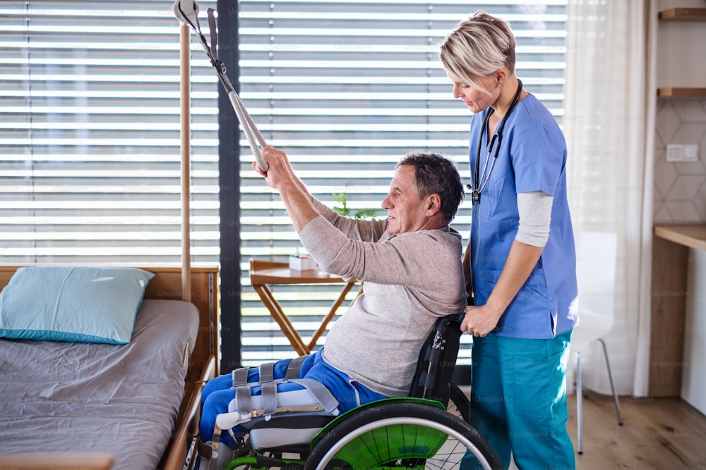 Um profissional de saúde e paciente sênior em cadeira de rodas, conceito de fisioterapia.