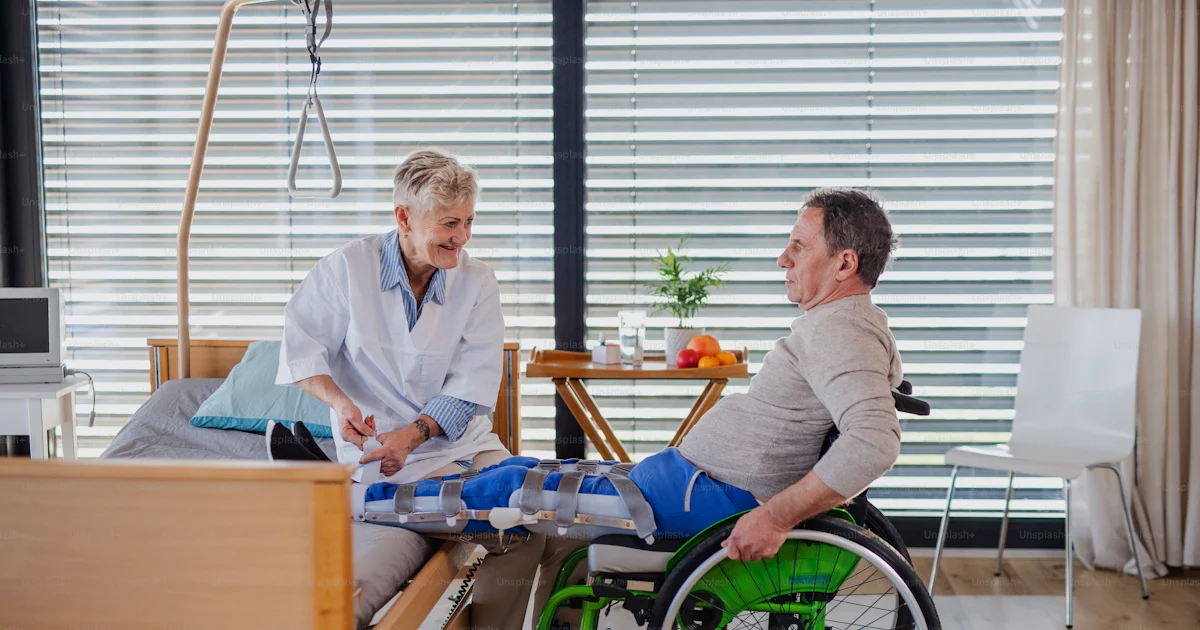 Un travailleur de la santé et un homme ont paralysé un patient âgé à l ...