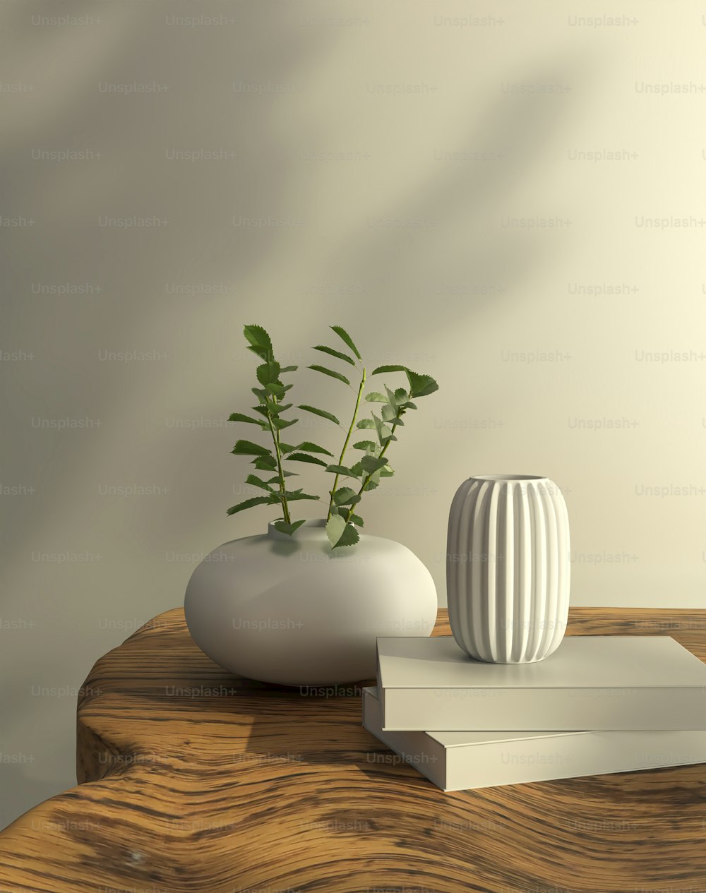 un vase blanc avec une plante sur une table