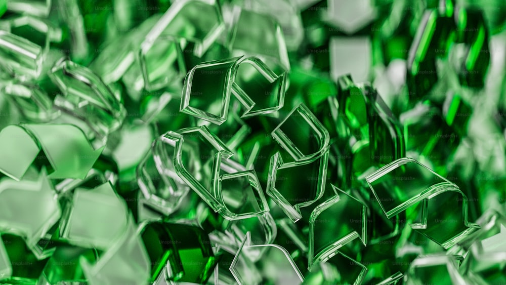 Un montón de cubos de vidrio verde que se apilan juntos