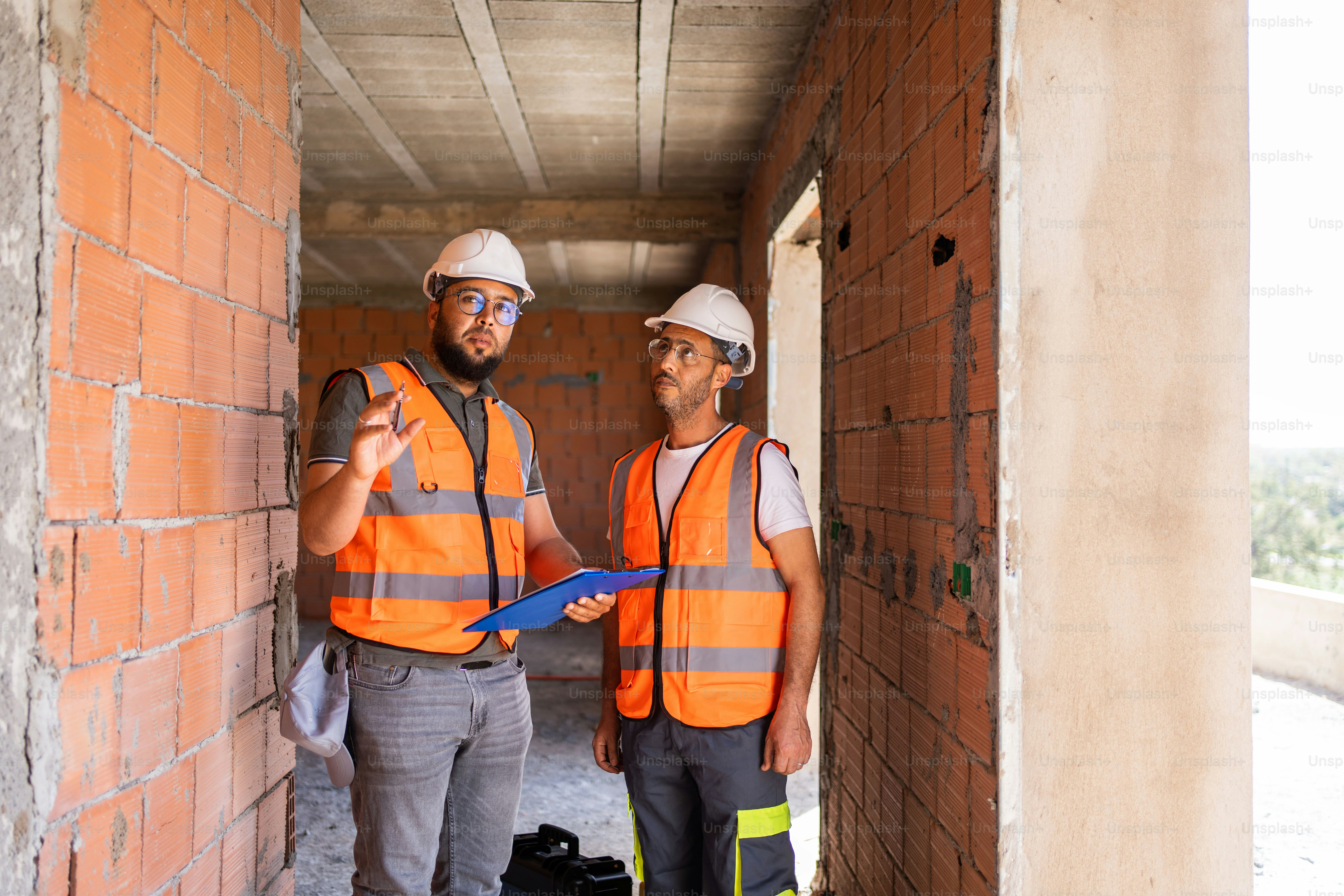 Ein paar Männer stehen nebeneinander