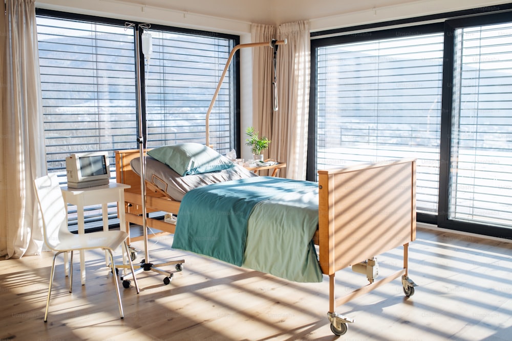 Un letto vuoto e regolabile in camera in un ospedale privato moderno.