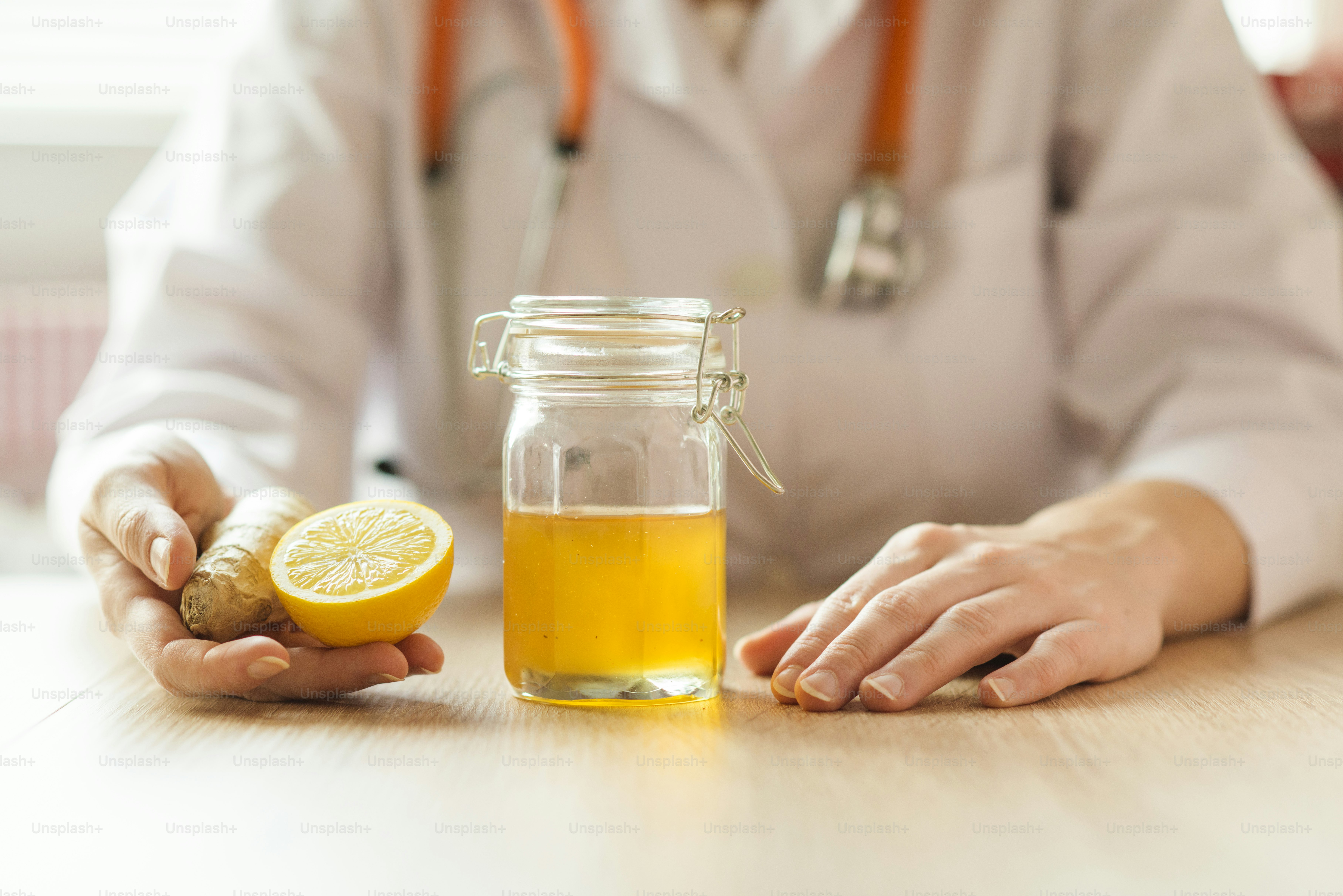 Detalle de miel y limón con doctor mujer de fondo
