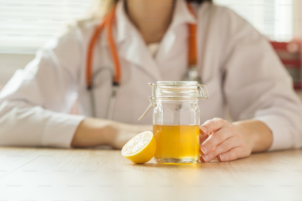 배경에 의사 여자가 있는 꿀과 레몬의 ��세부 사항