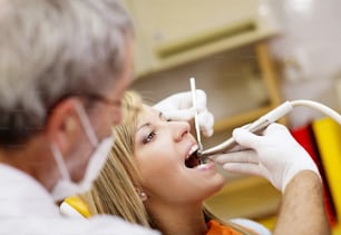 患者は歯科治療を受けています