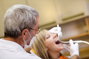 El paciente está recibiendo un tratamiento dental