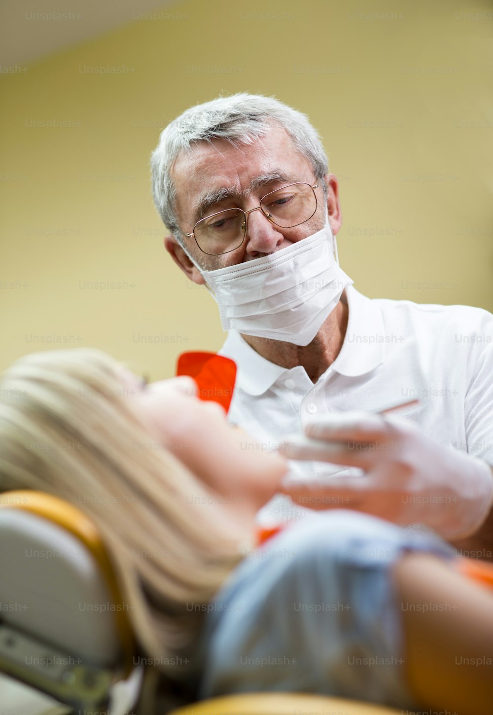 El paciente está recibiendo un tratamiento dental