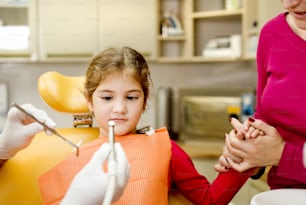 Niña está siendo revisada por dentista