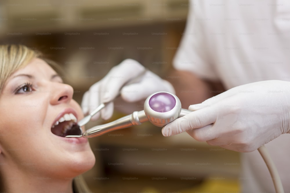 Le dentiste effectue des procédures de traitement dans un cabinet dentaire.