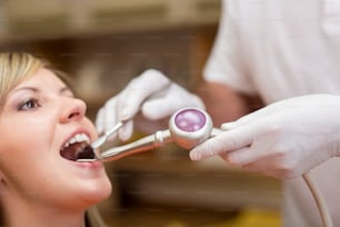 Le dentiste effectue des procédures de traitement dans un cabinet dentaire.