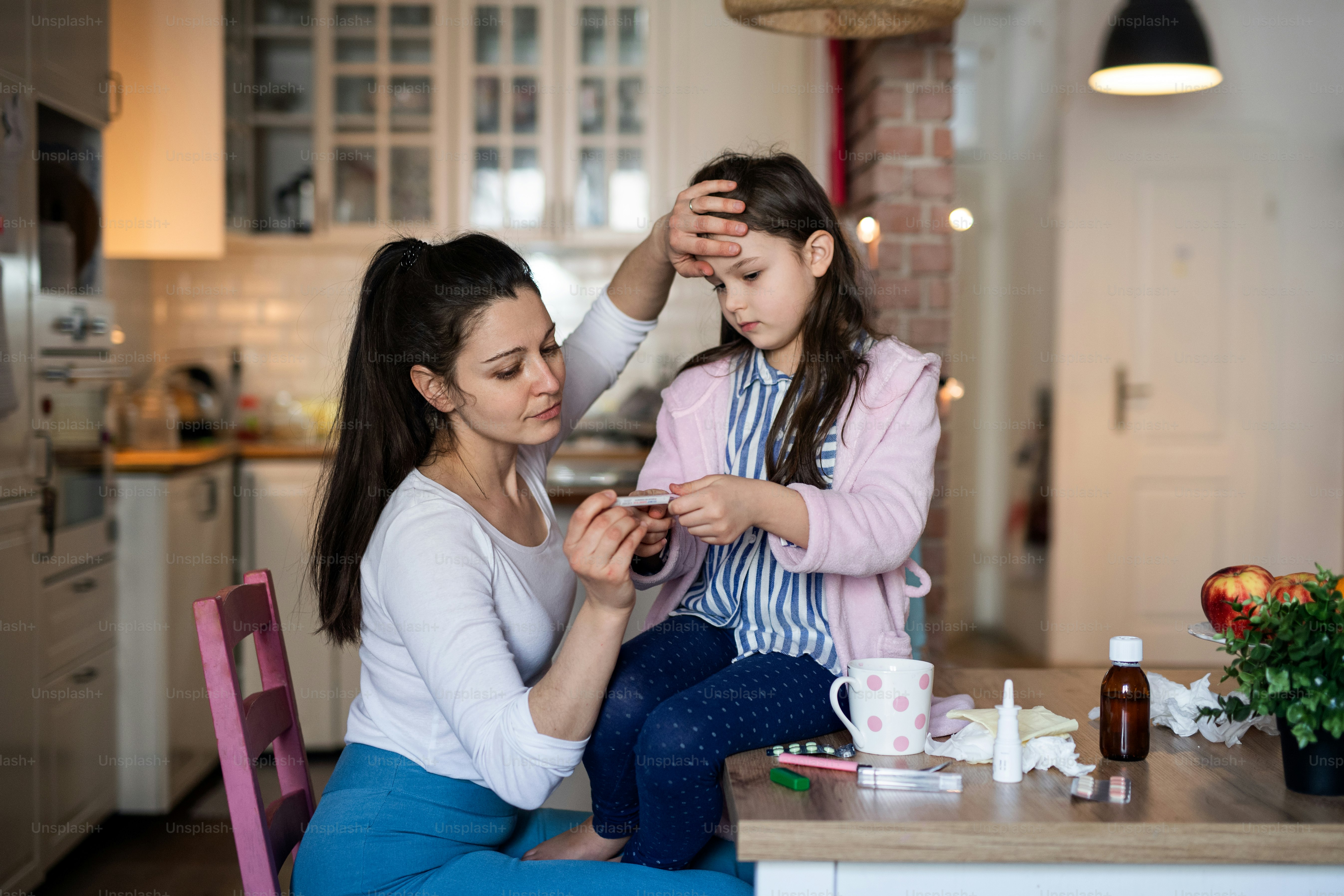 Foto Retrato de madre cuidando a su hija pequeña enferma en casa ...
