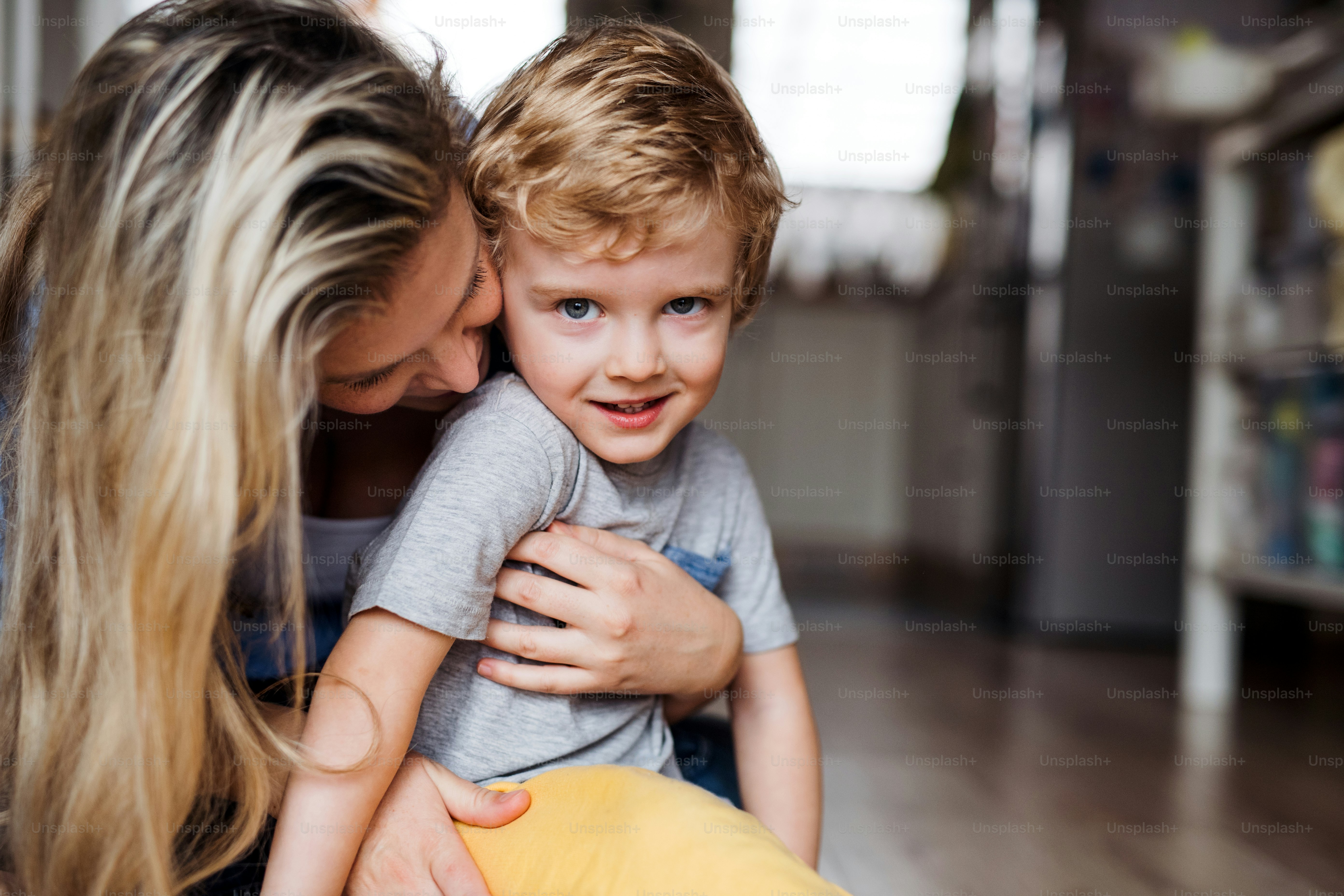 Glückliche Mama Mit Kindern Glückliche Mutter Hält Ihr Kleinkind In