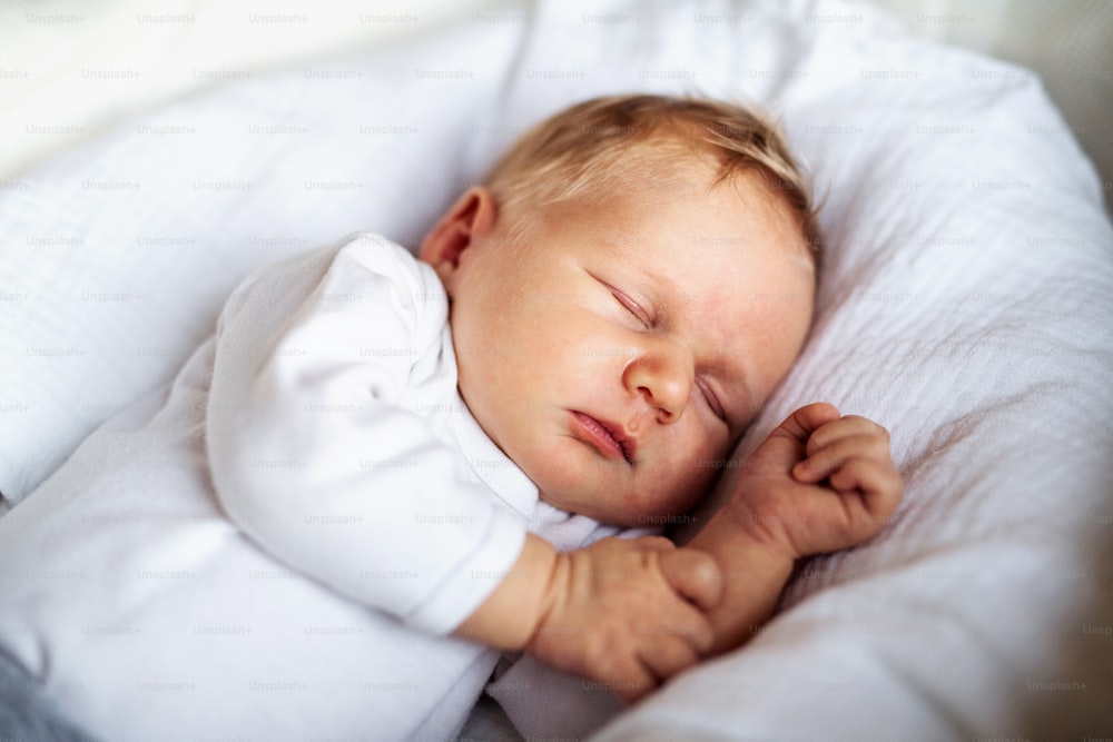 家で眠っているかわいい新生児の接写。