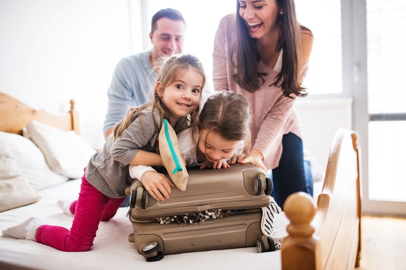Familia llegando a su apartamento vacacional