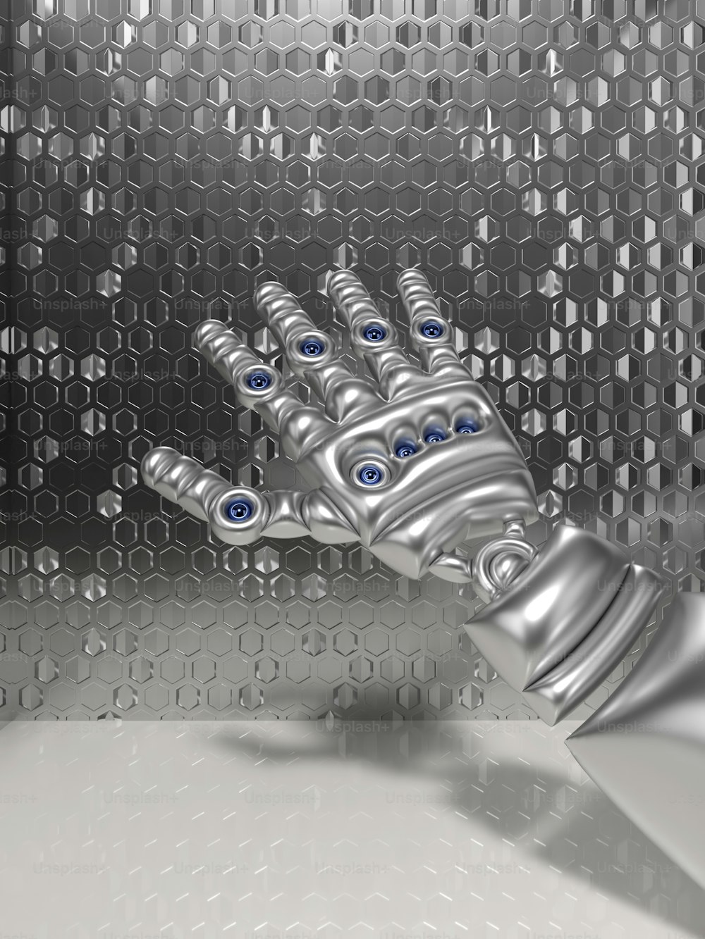 Eine Roboterhand mit blauen Augen ist vor einem metallischen Hintergrund zu sehen