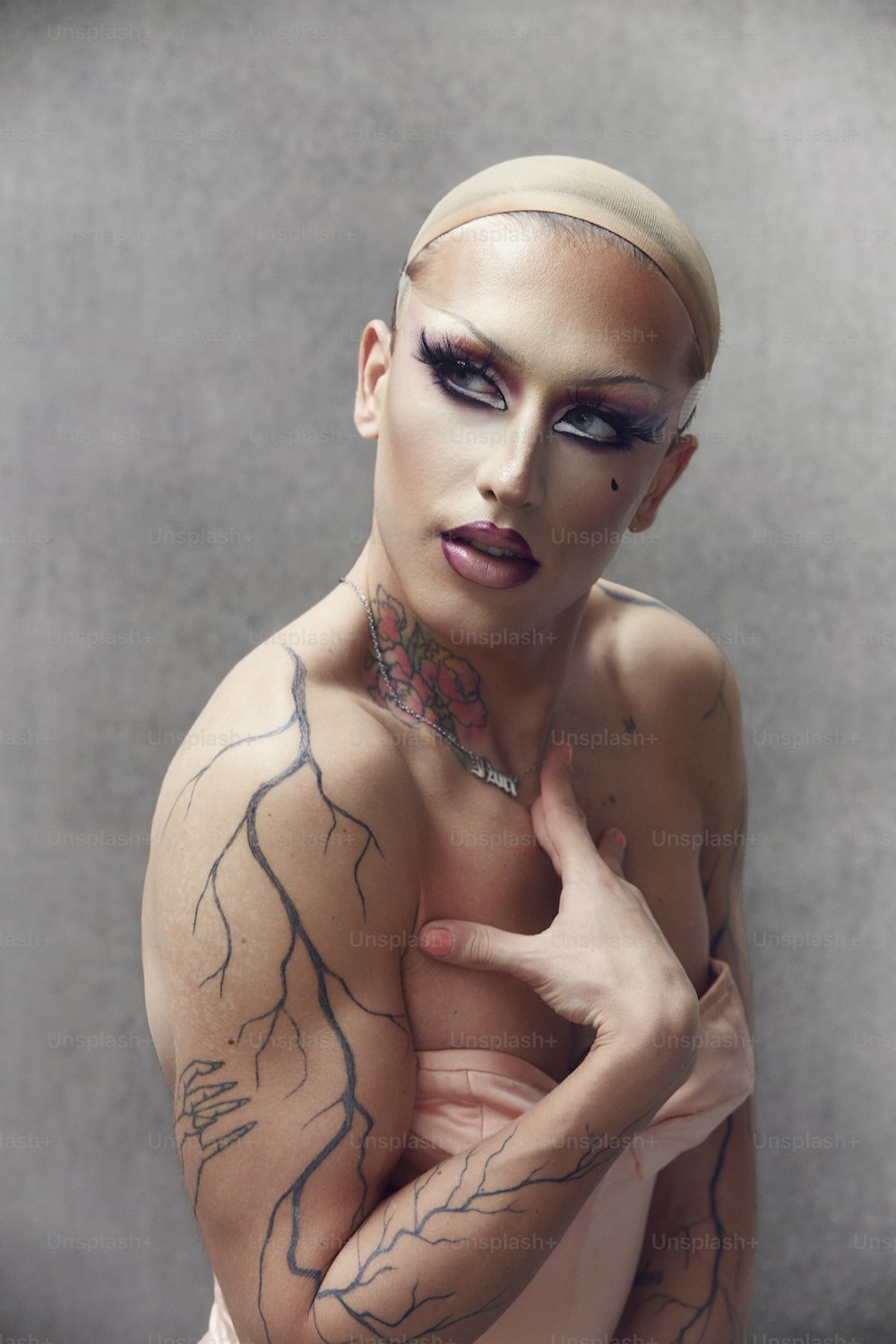 Una mujer con tatuajes en el pecho posando para una foto