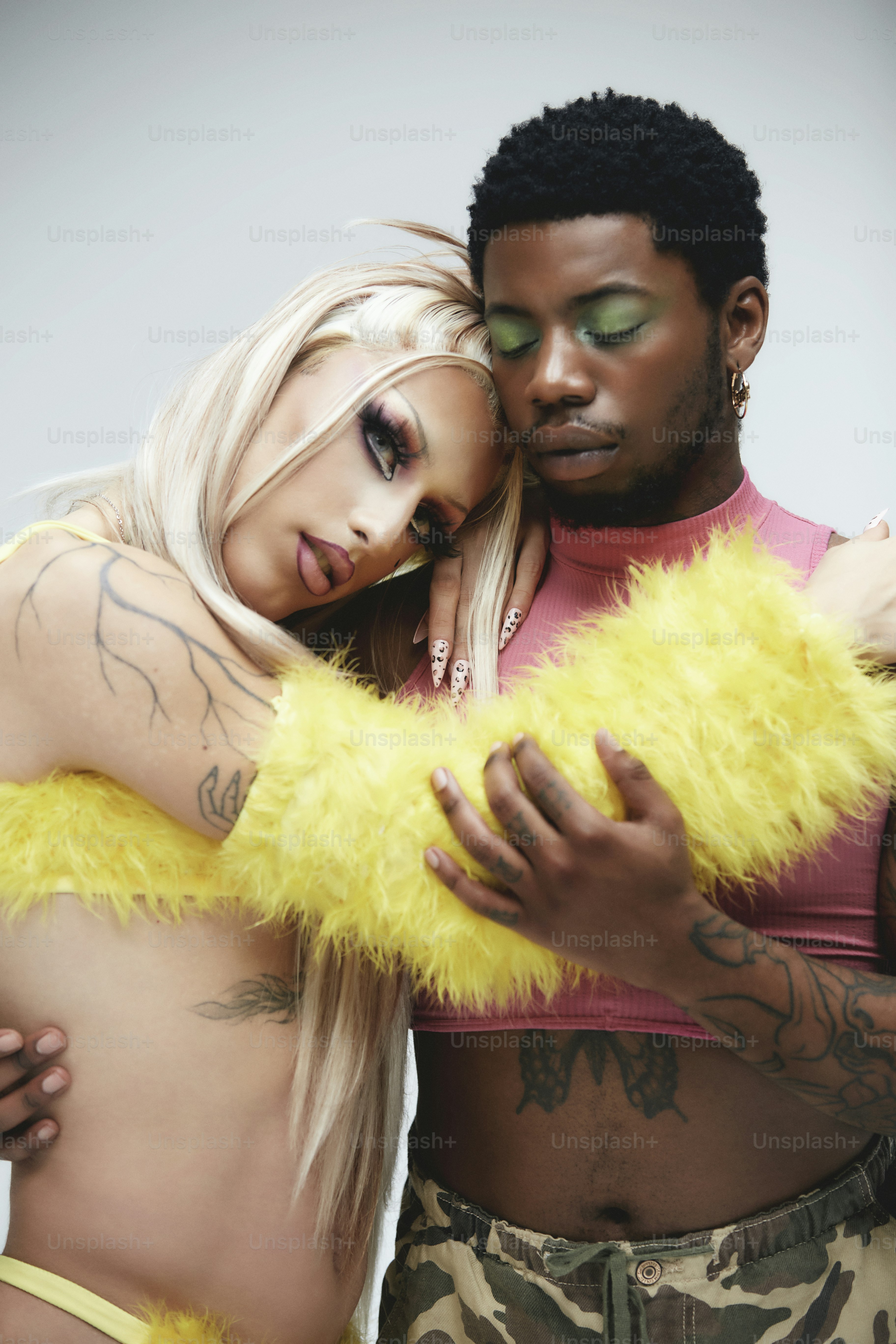 Ein paar Menschen, die sich umarmen