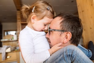 귀여운 딸을 품에 안고 있는 젊은 아버지.