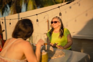 uma mulher sentada à mesa com um copo de vinho