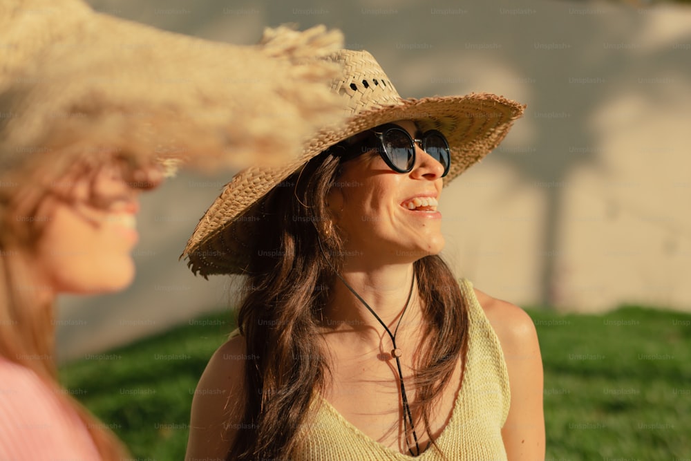 uma mulher usando um chapéu de palha e óculos escuros