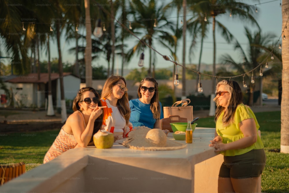 Un grupo de mujeres sentadas alrededor de una mesa
