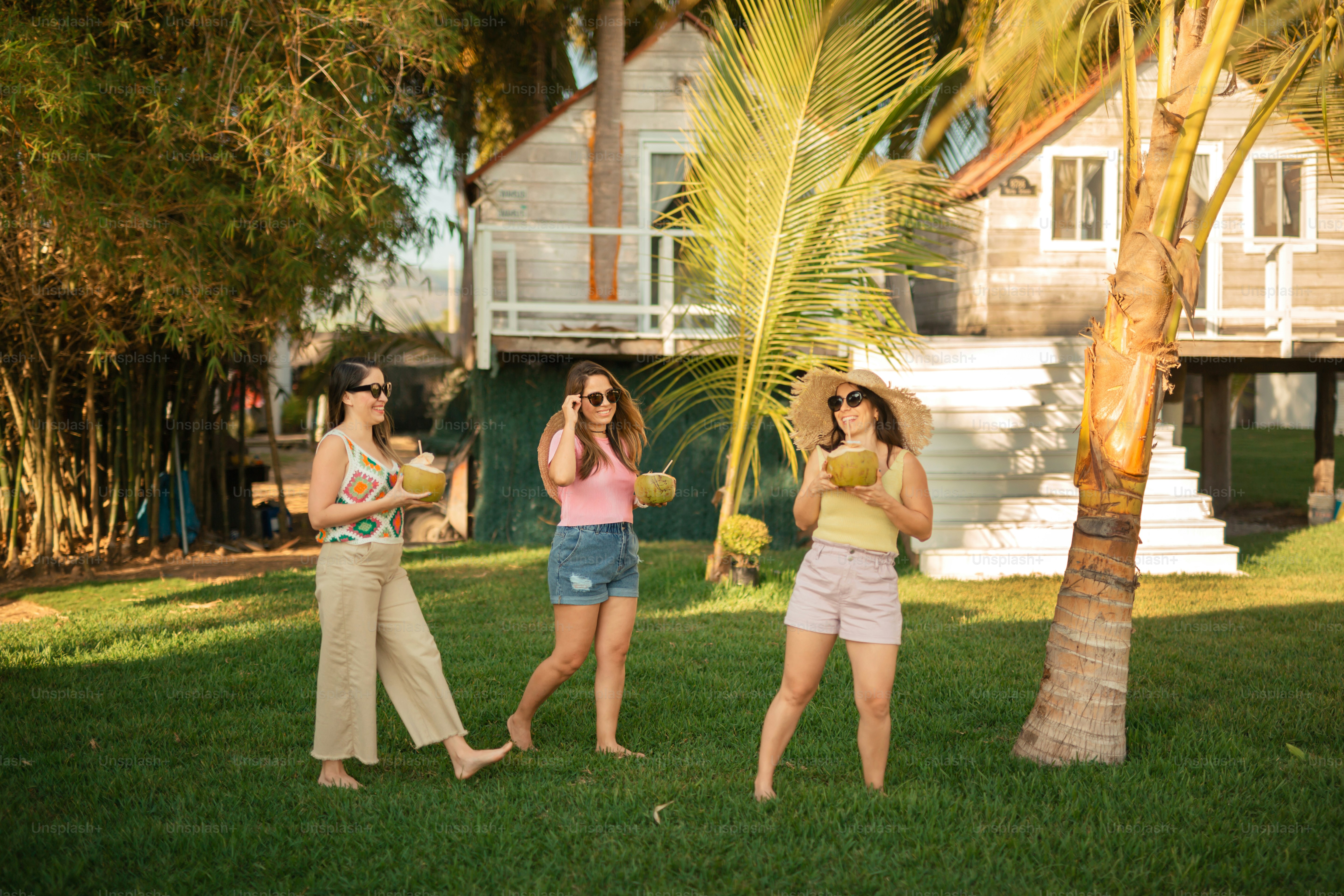Un groupe de femmes debout au sommet d’un champ verdoyant