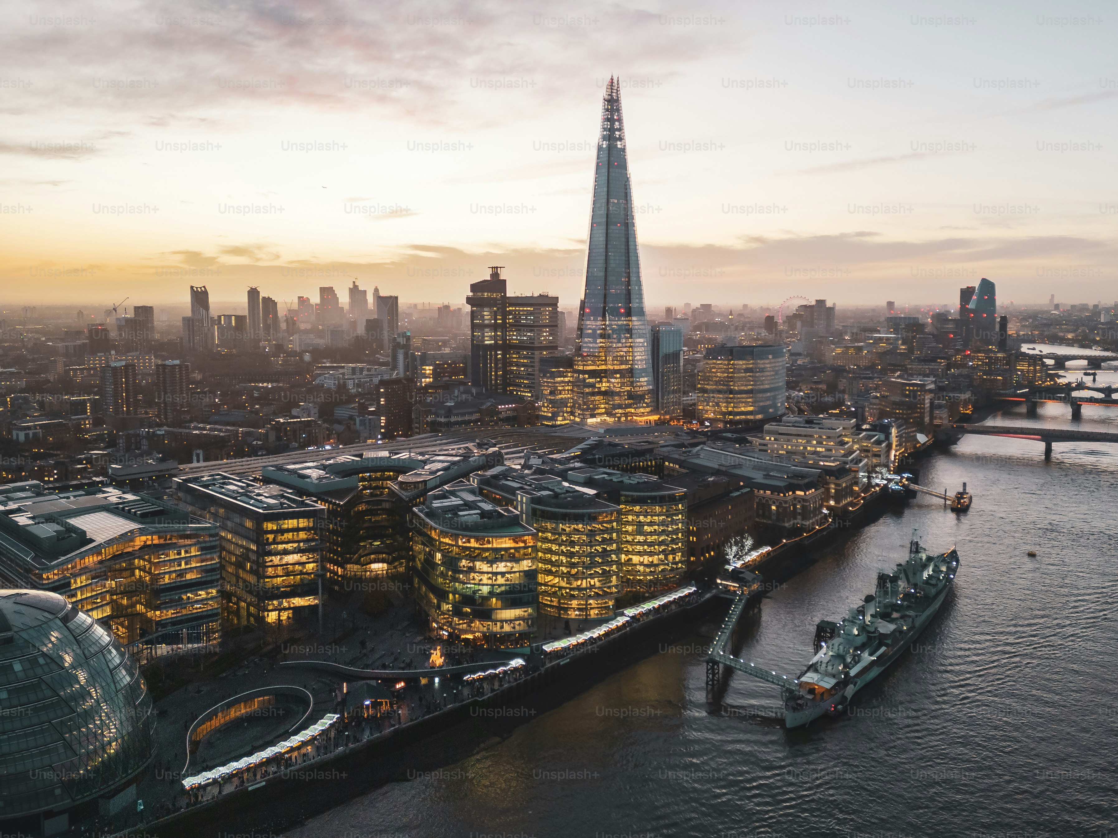 Una vista aérea de una ciudad al atardecer