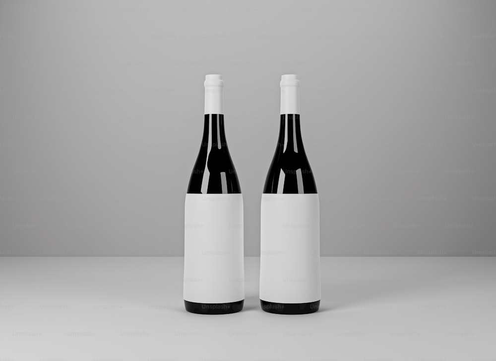 um par de garrafas que estão sentadas em uma mesa