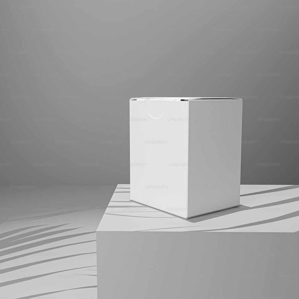 una scatola bianca seduta sopra un tavolo
