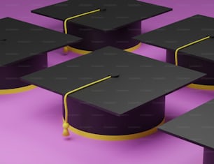 Un grupo de gorras de graduación sentadas una encima de la otra