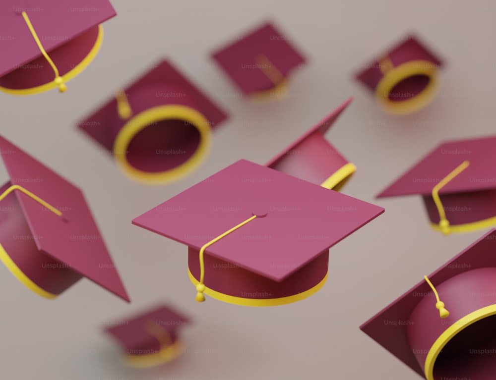 um grupo de bonés de graduação cor-de-rosa flutuando no ar
