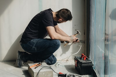 Monteur werkt aan wandinstallatie