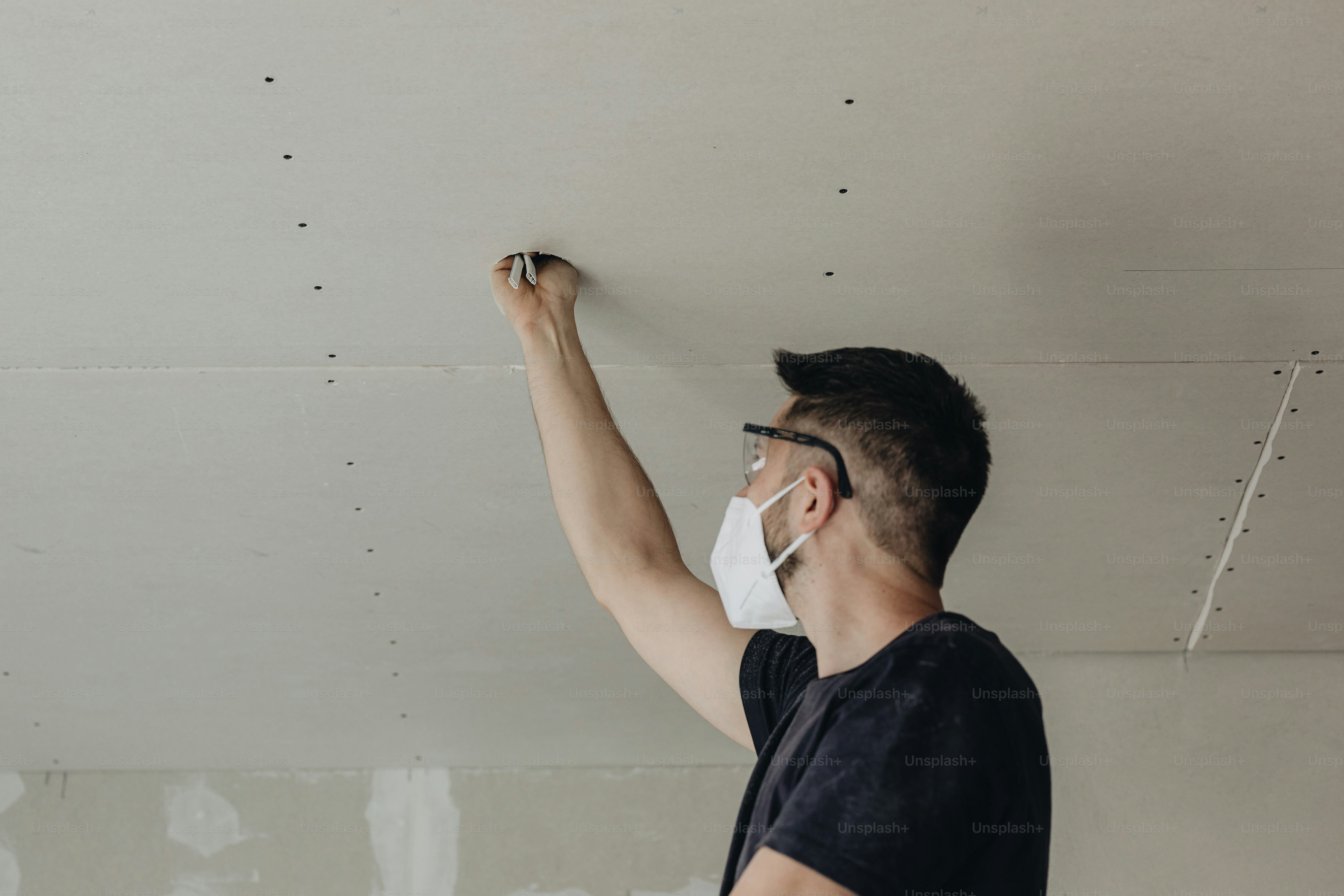 黒いシャツと白いマスクを着た男