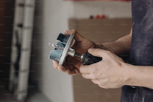 um homem está segurando uma ferramenta em sua mão