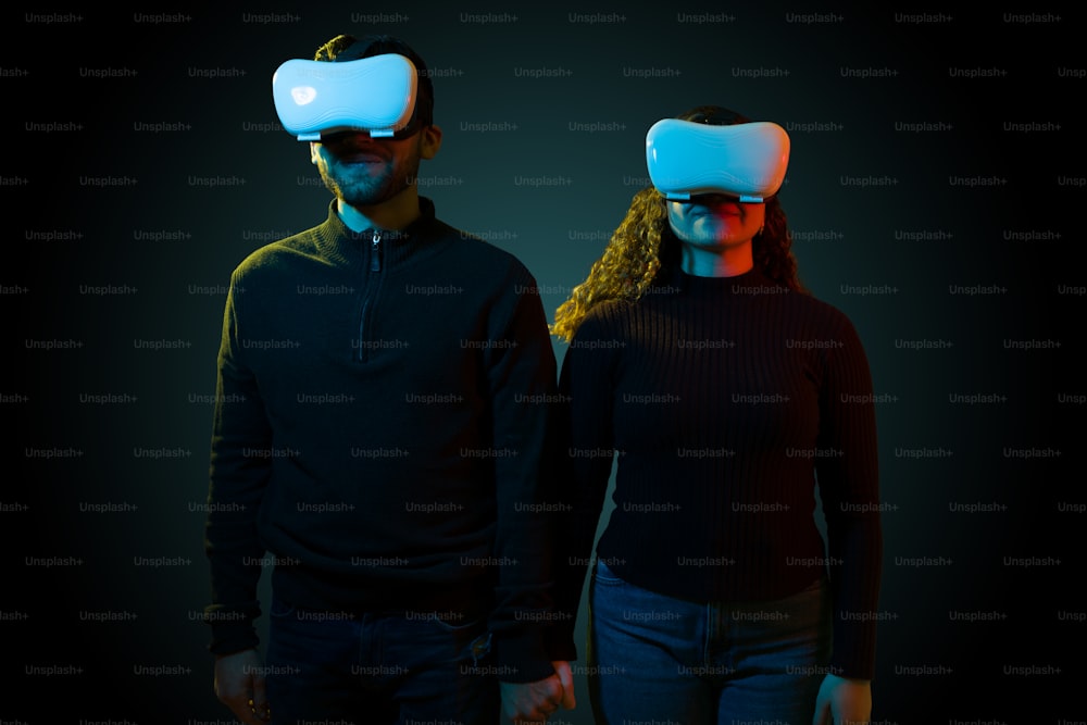 Glückliches Paar, das Händchen hält, während es das Virtual-Reality-Metaversum erlebt. Schöne Frau und Mann mit einem VR-Headset