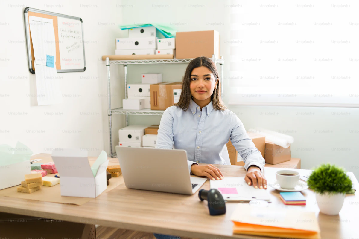 Entrepreneures preparant les commandes de leur boutique en ligne au Quebec