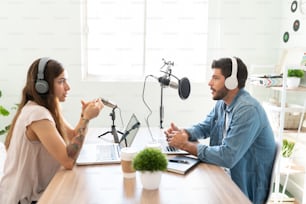 Profilansicht eines Interviews und einer Diskussion zwischen einem Blogger und einem Gast in einer Live-Podcast-Show