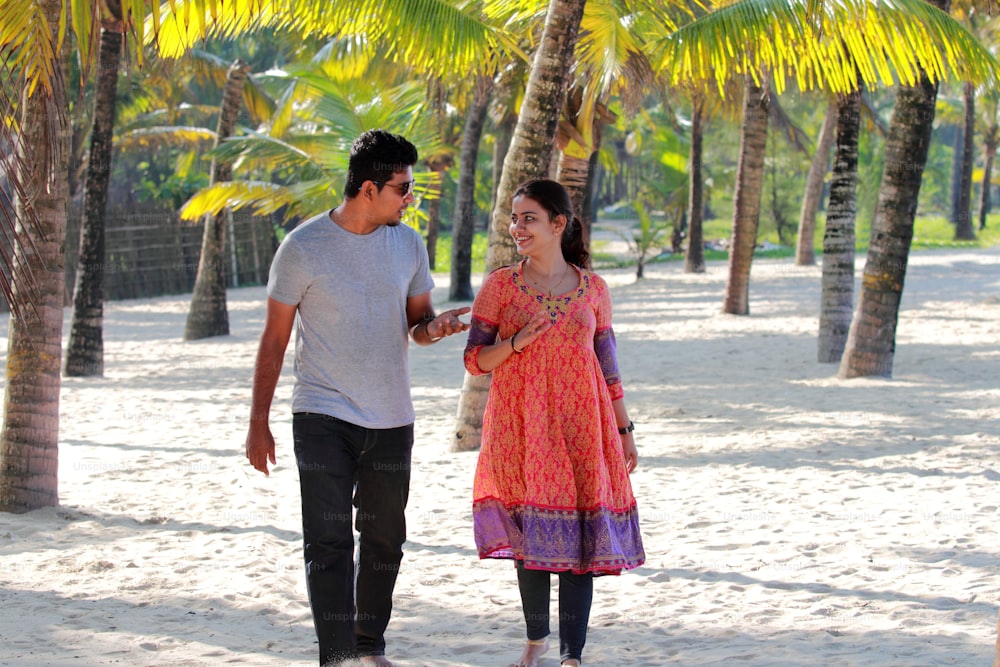 Romantisches junges Paar, das am Strand spazieren geht