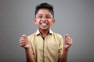 Porträt eines jubelnden Jungen indischer Herkunft